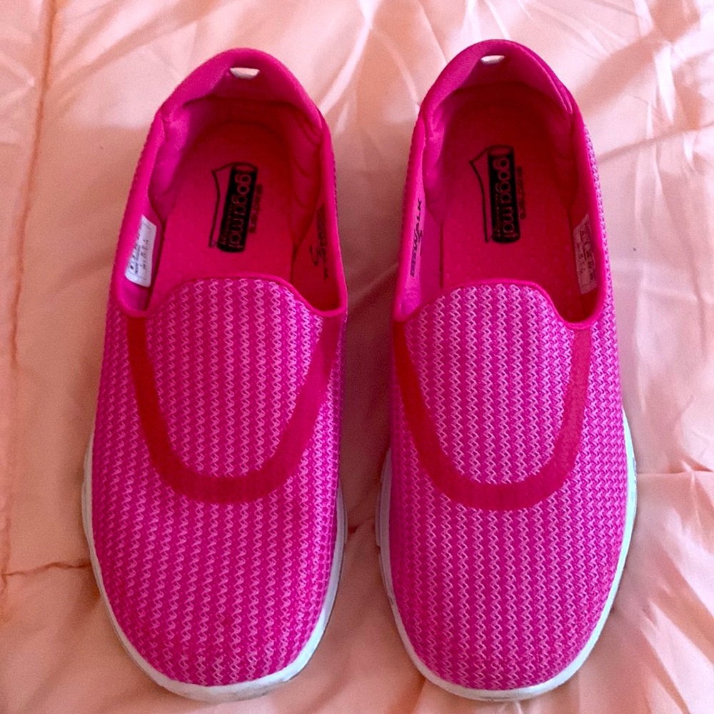 Pink Skechers go walk 3 size 6 worn only two or three times max
